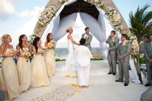 Outdoor-beach-wedding-ceremony